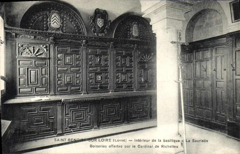 Saint-Benoît-sur-Loire (Loiret) — Interior da basílica — A sacristia — Carpintaria oferecida pelo Cardeal de Richelieu - Frente