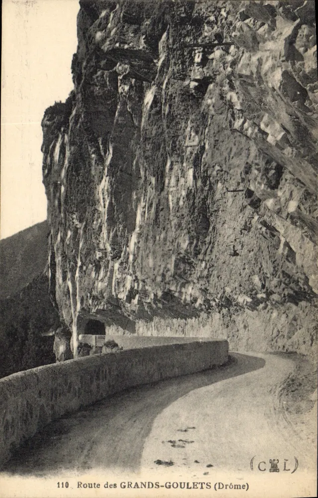 Estrada dos Grandes-Goulets (Drôme) — vista da estrada encaixada em um canyon rochoso — CML, n°110 - Frente