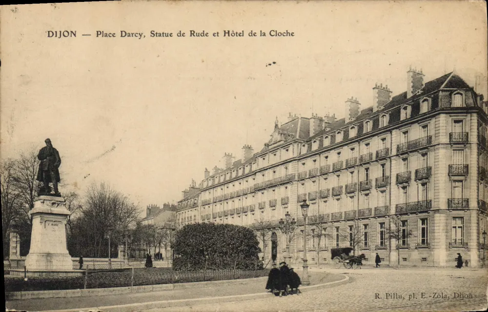 Dijon — Place Darcy, Statue von Rude und Hotel de la Cloche — R. Pillu, pl. Zola, Dijon - Vorderseite