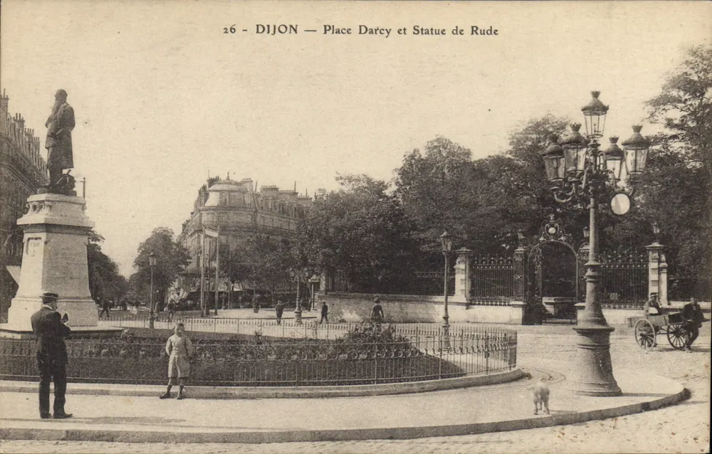 Dijon — Place Darcy e Estátua de Rude - Frente