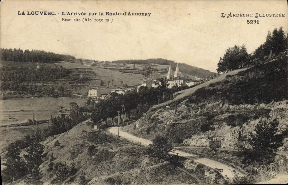 La Louvesc - L'arrivo via la Strada d'Annonay — L'Ardèche Illustrée n°5231 - Recto