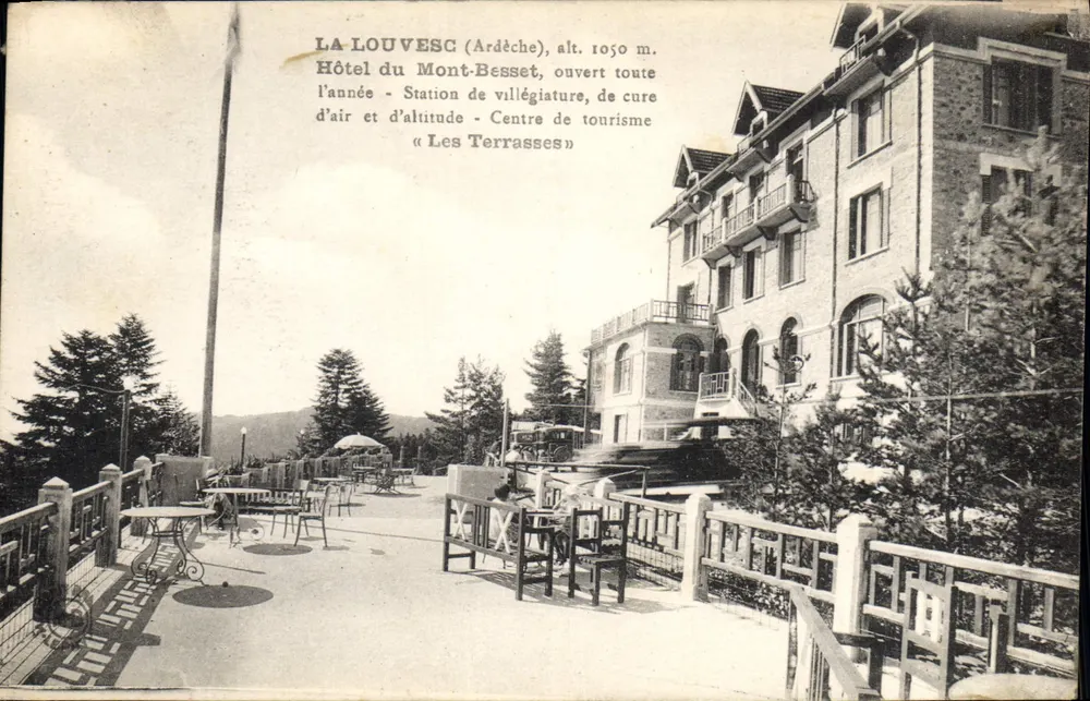La Louvesc (Ardèche), H. 1050 m. — Hotel du Mont-Besset, Bergresort und Kurort « Les Terrasses » - Vorderseite