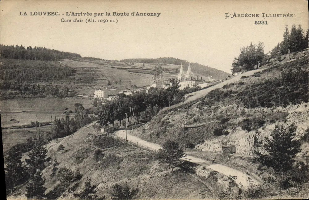 La Louvesc - Ankunft über die Annonay Straße - Luftkurort (Höhe 1050 m.) - L'Ardèche Illustrée 5231 - Vorderseite