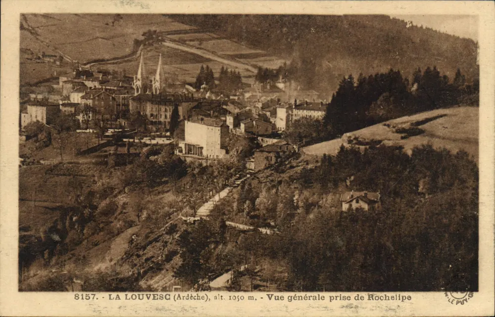 LA LOUVESC (Ardèche), H. 1050 m. — Allgemeiner Blick von Rochelipe — Éditions d'Art Margerit Le Puy, Nr. 8157 - Vorderseite