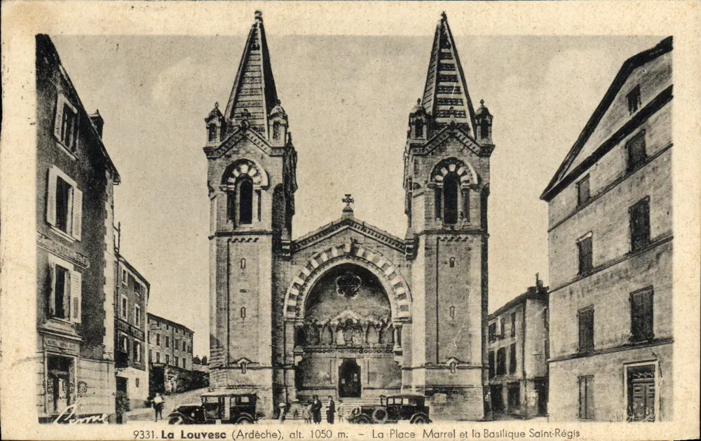 La Louvesc (Ardèche), H. 1050 m. — Place Marrel und Basilika Saint-Régis - Vorderseite