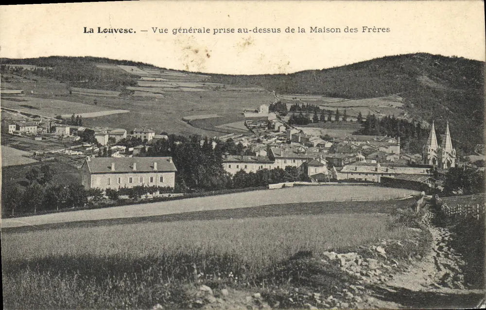 La Louvesc. — Allgemeiner Blick von oben über das Haus der Brüder - Vorderseite