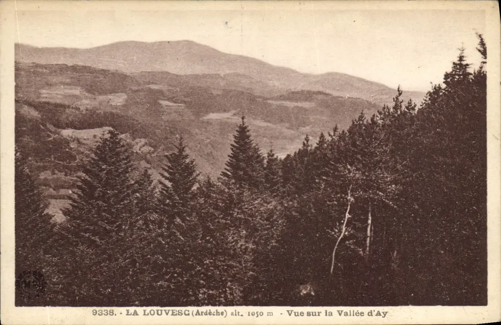 LA LOUVESC (Ardèche) H. 1050 m — Aussicht auf die Tal der Ay — n° 9338 - Vorderseite