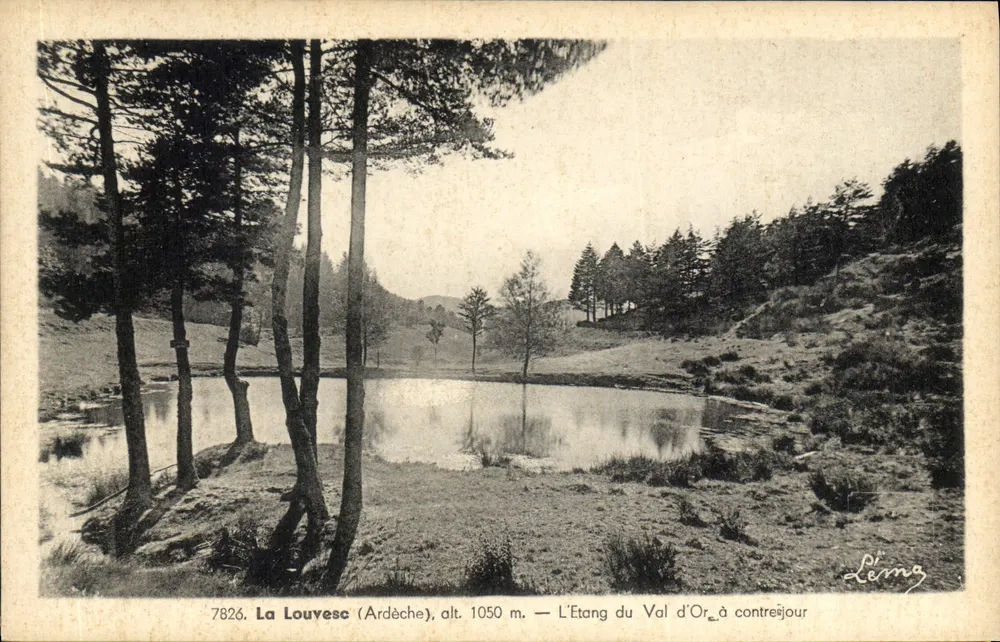 La Louvesc (Ardèche), H. 1050 m. — Der See von Val d'Or im Rücklicht - Vorderseite