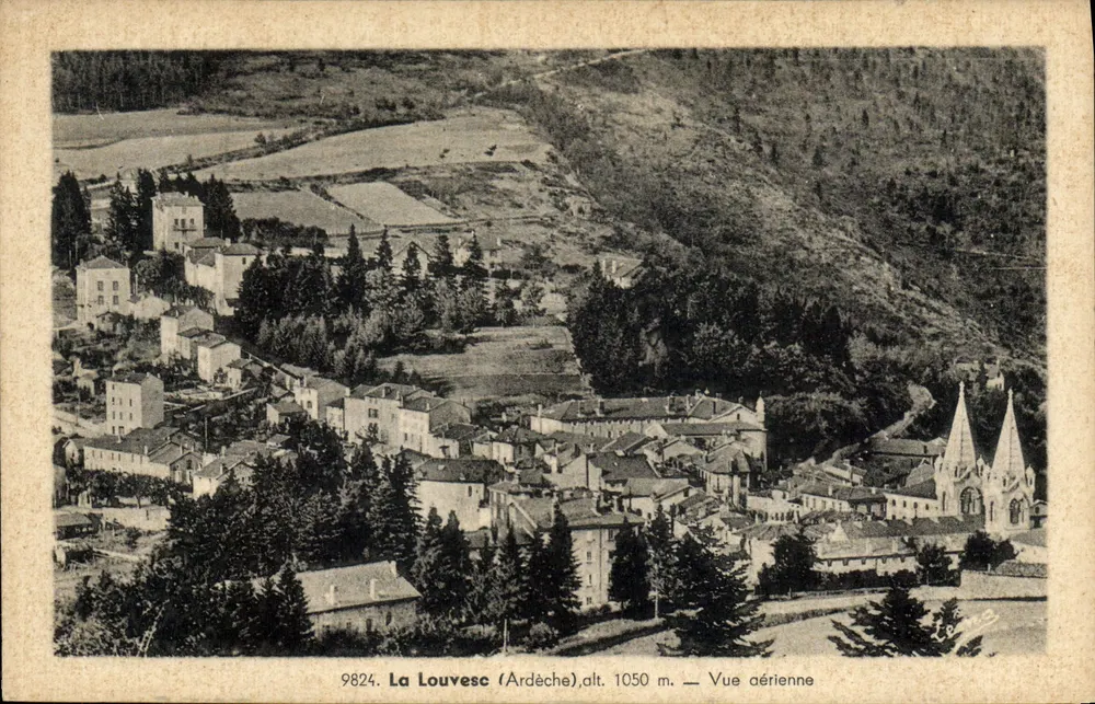La Louvesc (Ardèche) — Vista aérea — n° 9824 - Frente