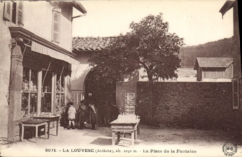 La Louvesc (Ardèche), H. 1050 m. — Der Platz der Fontaine — Verlag: M.B. (Mairie du Puy) - Vorderseite