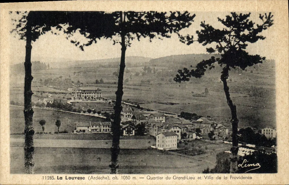 La Louvesc (Ardèche), H. 1050 m. — Viertel Grand-Lieu und Villa de la Providence - Vorderseite