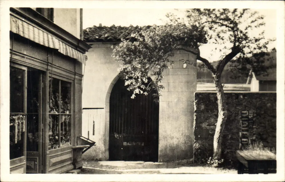 Portal de entrada de uma propriedade — árvore e loja — editor Levy e Nennien, n° LL - Frente