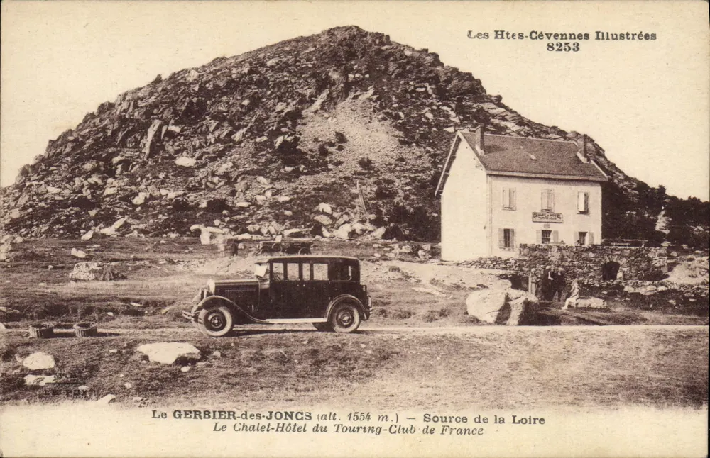 Der GERBIER-des-JONCS (alt. 1554 m.) — Quelle der Loire — Hotel des Touring-Club de France — Les Htes-Cévennes Illustrées 8253 - Vorderseite