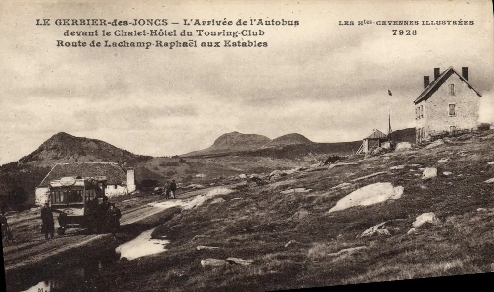Le Gerbier-des-Joncs — Ankunft des Busses vor dem Chalet-Hotel des Touring-Clubs — Les Htés-Cevennes Illustrées 7928 - Vorderseite