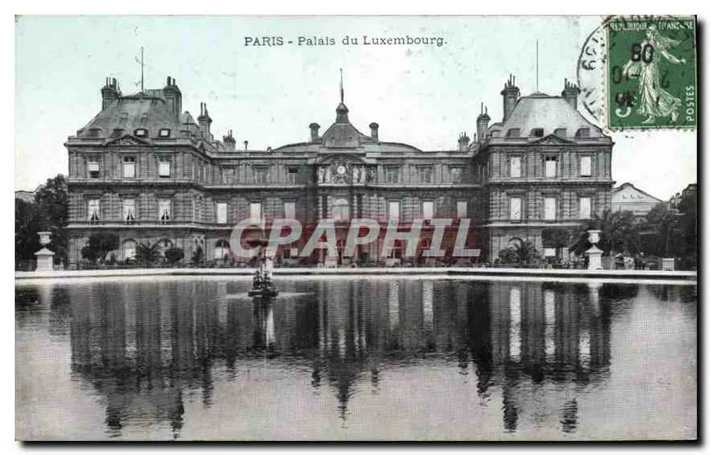 PARIS - Palácio do Luxembourg — vista do edifício com sua reflexão em uma fonte — editor não visível - Frente