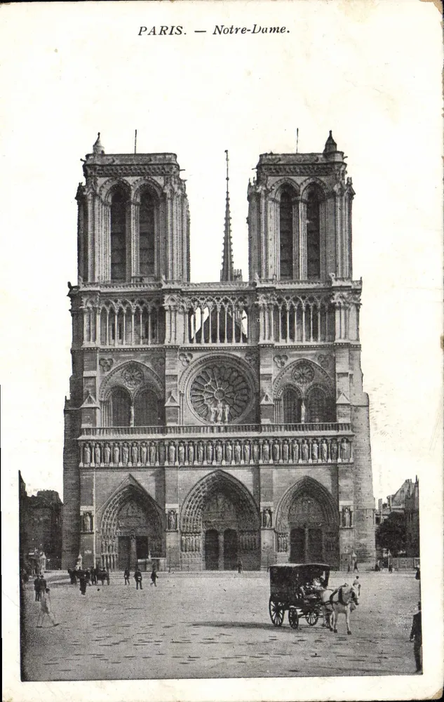 Paris — Notre-Dame — vista da fachada gótica com carruagem - Frente