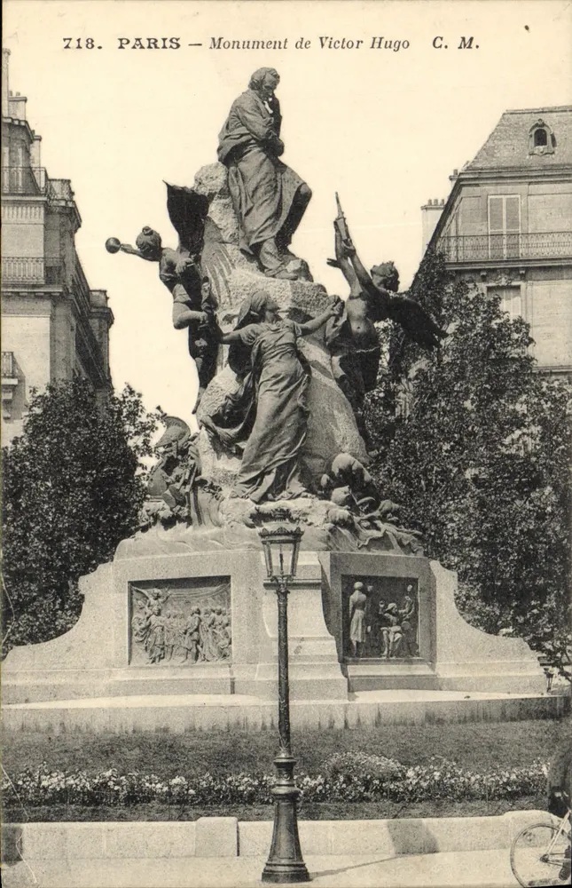 Paris — Monument de Victor Hugo — C. M. n° 718 - Frente