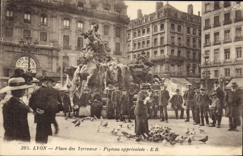LYON — Place des Terreaux — Gefangene Tauben — E.R. - Vorderseite