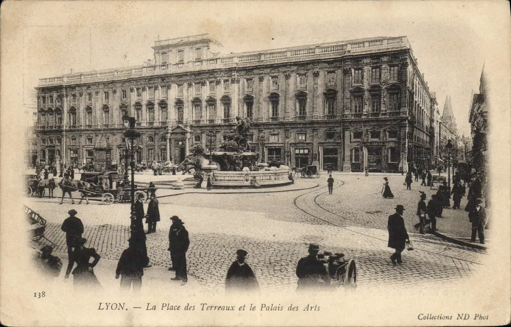 LYON — Die Place des Terreaux und das Palais des Arts — ND Phot Sammlung, Nr. 138 - Vorderseite