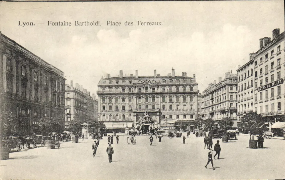 Lyon — Fontaine Bartholdi. Place des Terreaux. - Vorderseite