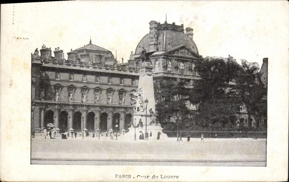 PARIS - Cour do Louvre — vista da cour com monumento e edifícios - Frente