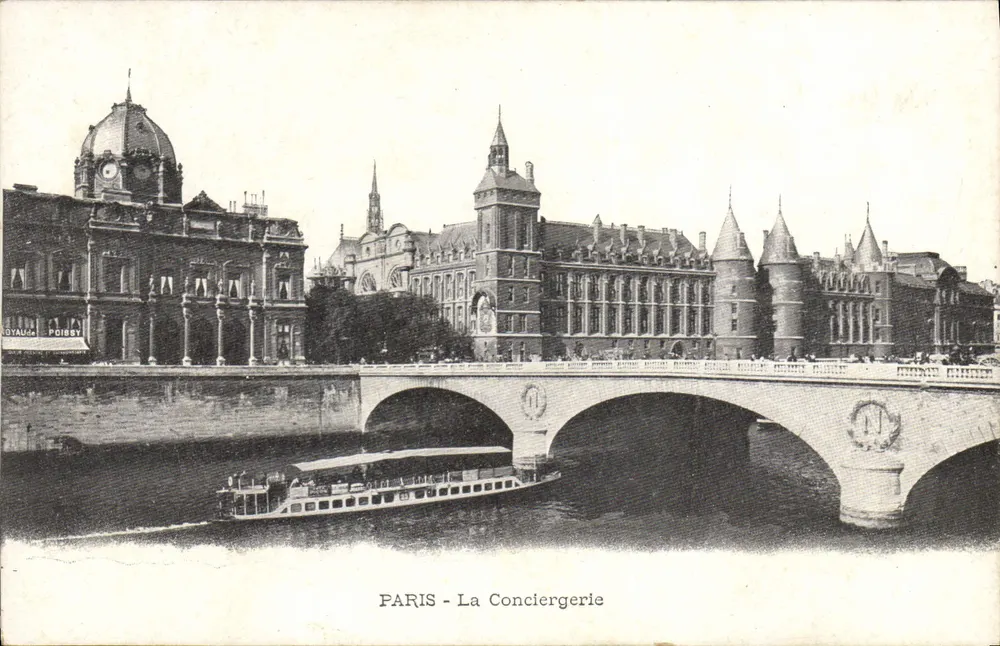 PARIS - A Conciergerie — vista do ponte e do rio com barco — editor ROYAU & POIBSY - Frente