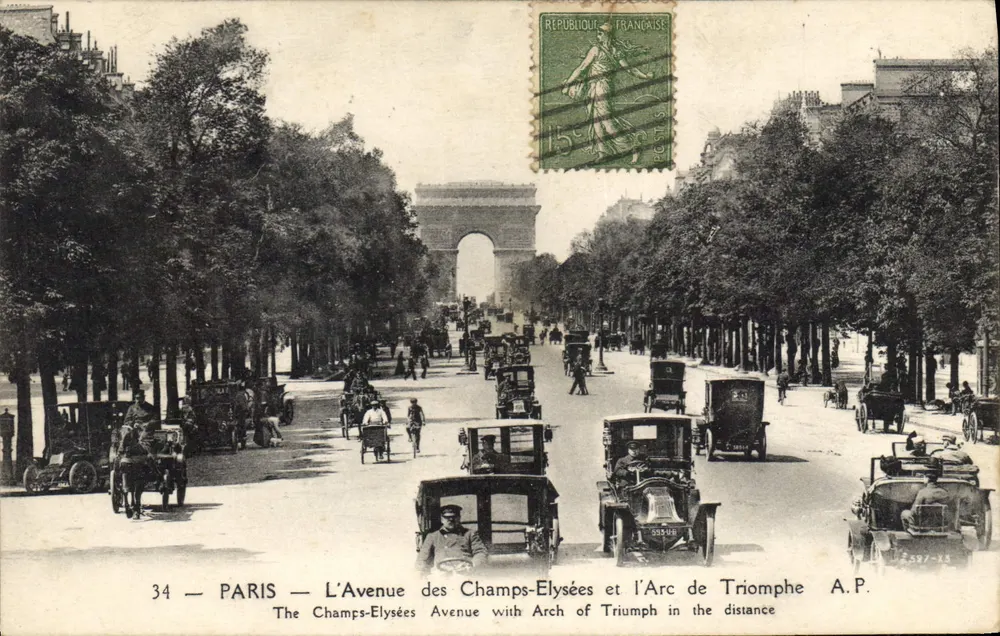 PARIS — Die Avenue des Champs-Élysées und der Arc de Triomphe — A.P. - Vorderseite