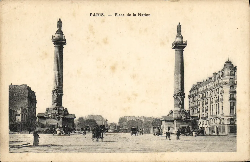 Paris — Praça da Nação — duas colunas monumentais - Frente