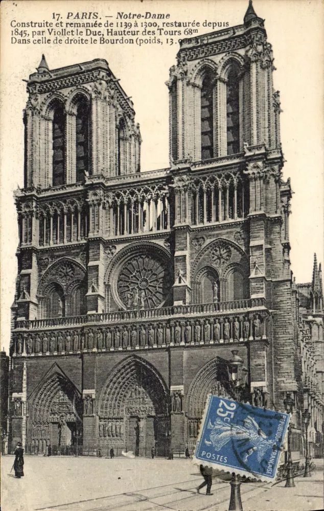 Paris — Notre-Dame — Construída e reformada de 1139 a 1300, restaurada desde 1845, por Viollet le Duc, Altura das Torres 68m - Frente