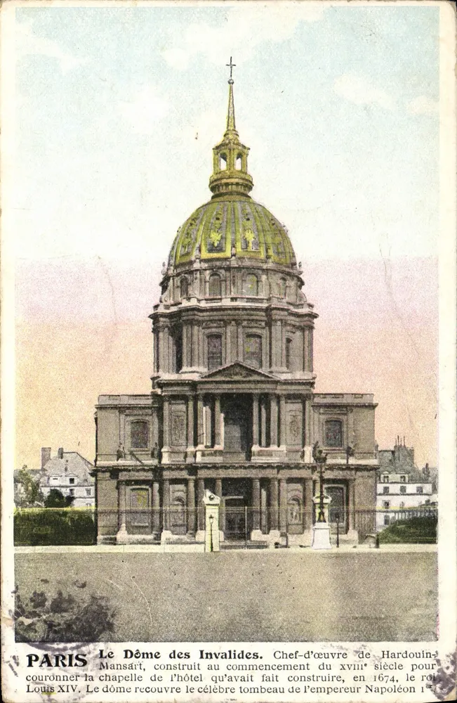 O Domo dos Inválidos — Obra-prima de Hardouin-Mansart, construído no início do século XVIII para coroar a capela do hotel que o rei Luís XIV havia construído em 1674. O domo cobre o famoso túmulo do imperador Napoleão I. - Frente