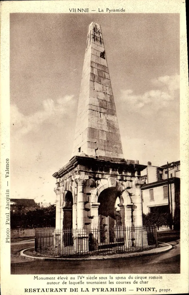 Viena — A Pirâmide — Monumento erguido no IV século sob a spina do circo romano — Foto Paul Jacquin — Valence - Frente