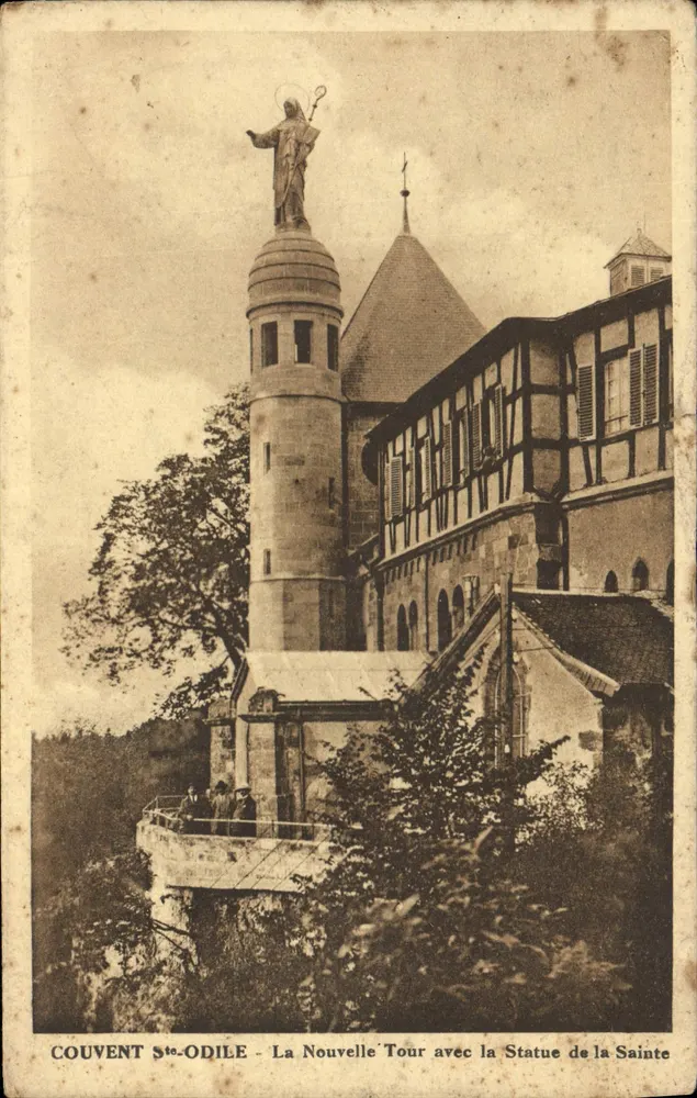 Kloster Sainte-Odile — Die Neue Turm mit der Statue der Heiligen - Vorderseite