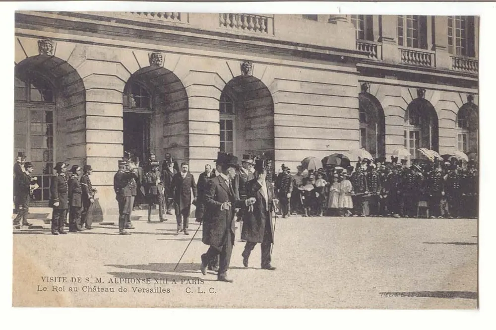 Besuch Seiner Majestät Alphonse XIII in Paris — Der König am Schloss Versailles — Théna & Cie, Paris - Vorderseite