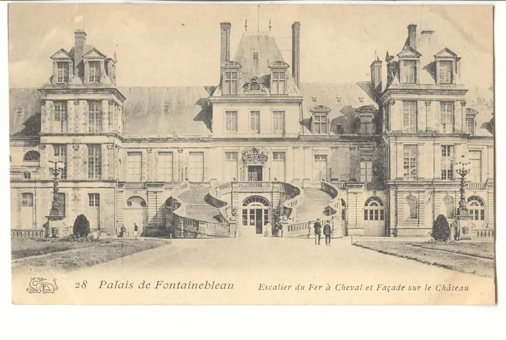 Schloss Fontainebleau — Eisenpferdestiege und Fassade zum Schloss — n° 28 - Vorderseite