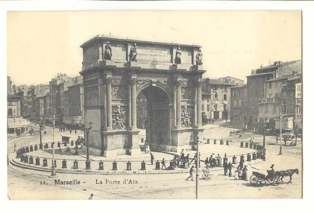 Marseille - La Porte d'Aix — Arco de triunfo decorado com estátuas e bas-reliefs, editor não identificado, número de série não visível - Frente
