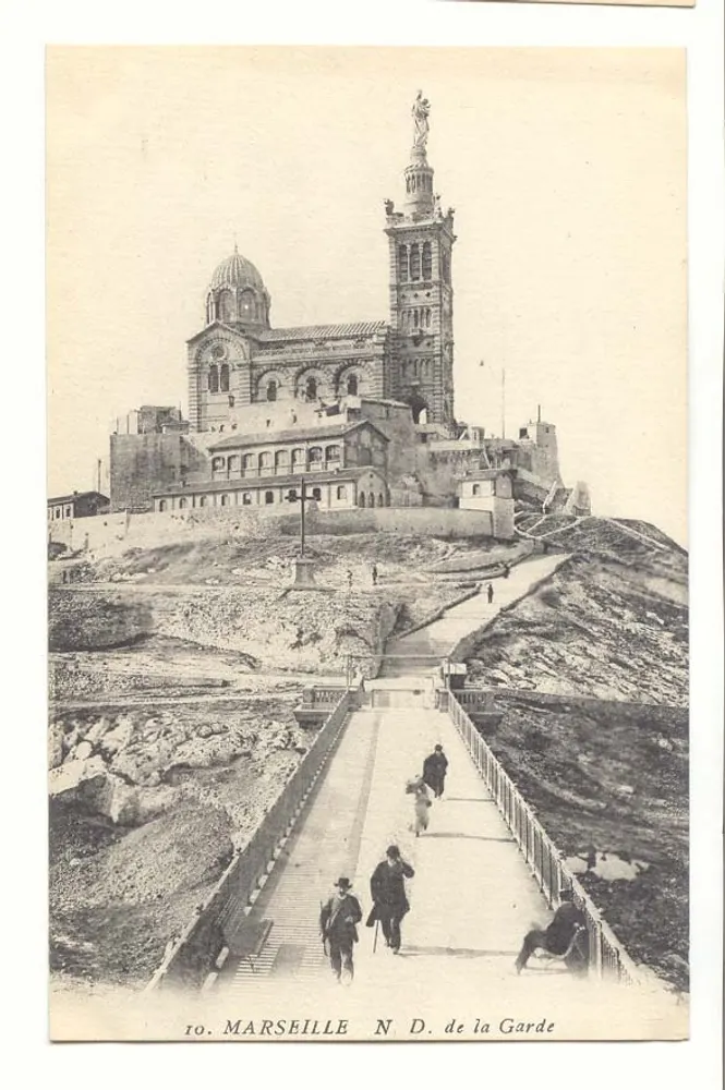 Marselha — Nossa Senhora da Guarda — vista panorâmica com escada e ponte - Frente