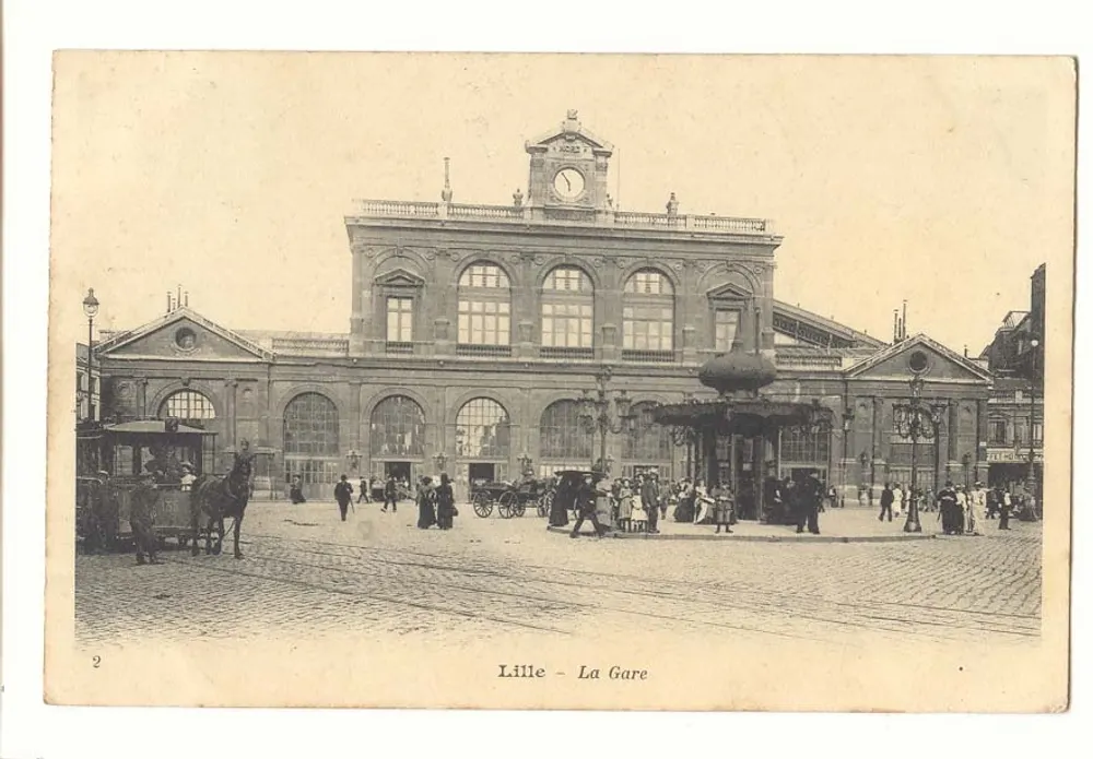 Lille - A Estação — visão da estação com fonte e passagem de fiacres - Frente