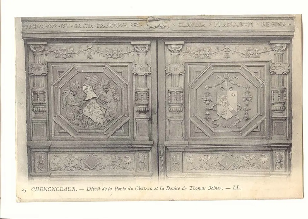 Chenonceaux — Detail der Schlosspforte und das Motto von Thomas Bobier — LL. - Vorderseite