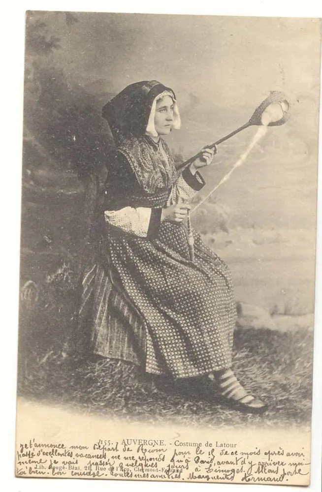 Donna in abito tradizionale di Latour — Auvergne — Lib. Bouguet-Béat, 24 Rue de l'Écu, Clermont-Ferrand - Recto