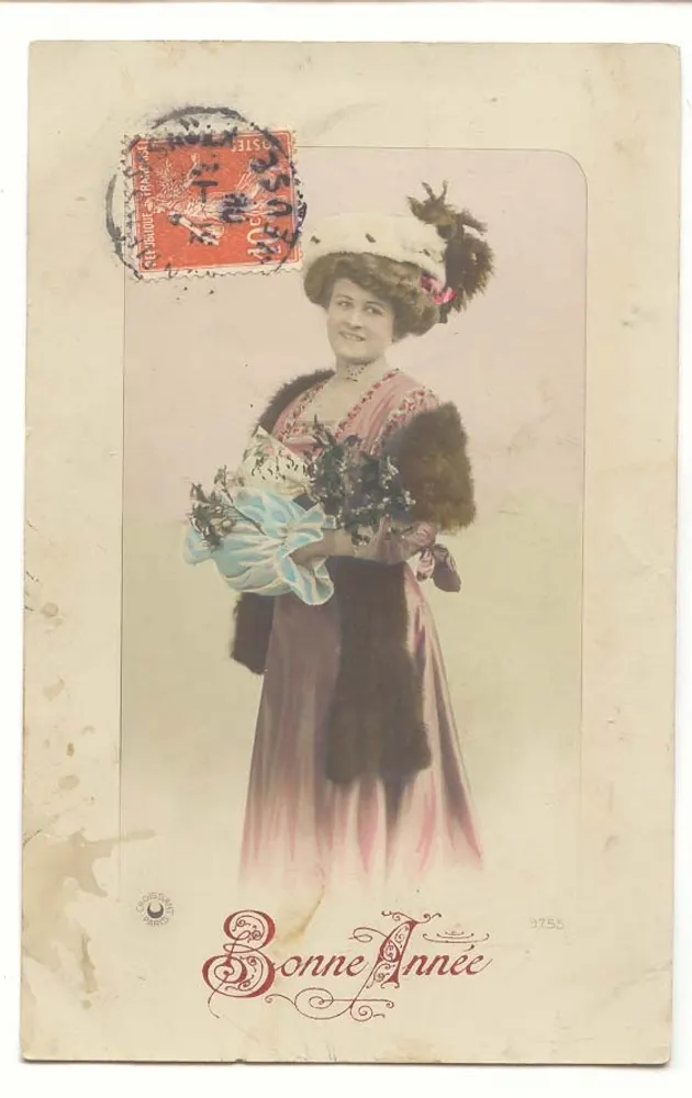 Frau in einem rosa Kleid und Pelz — Frohe Neujahr — anonymer Verleger, Nr. 3755 - Vorderseite