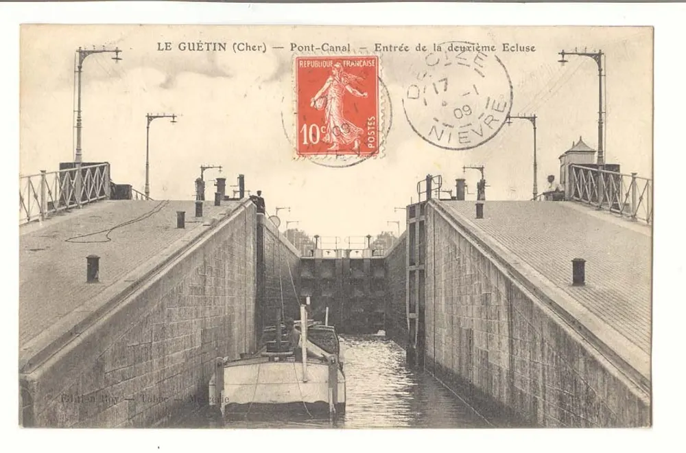 Le Guétin (Cher) — Kanalbrücke — Eingang zur zweiten Schleuse - Vorderseite