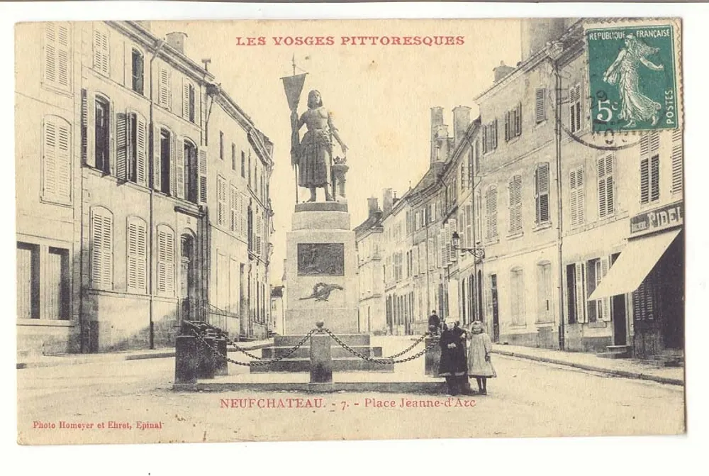 Neufchâteau — Place Jeanne-d'Arc — Die pittoresken Vosges - Vorderseite