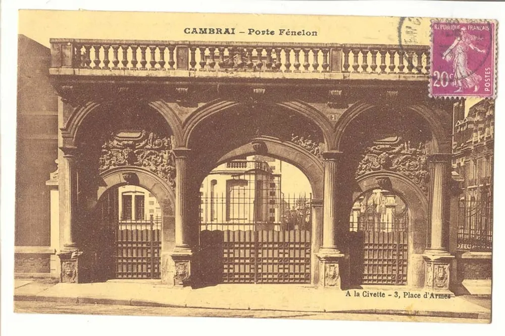 Cambrai — Porta Fénélon — A la Civette - 3, Place d'Armes - Frente