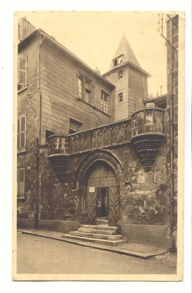 Château de la Roche — Haupteingang mit gotischem Balkon — Fotograf Vonn - Vorderseite