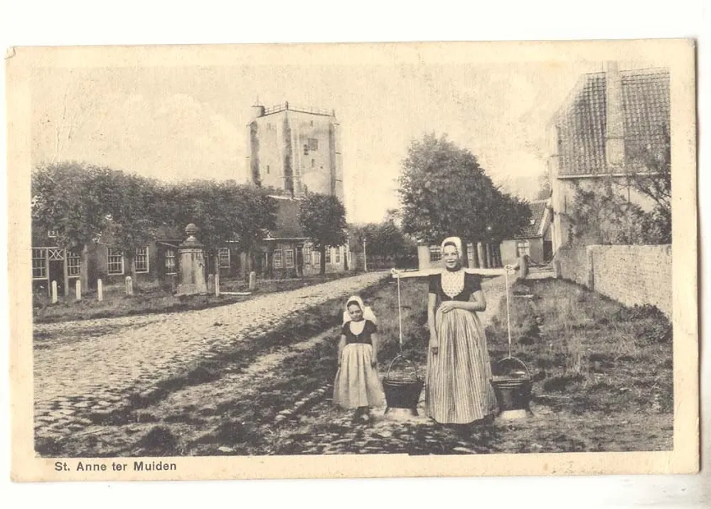 St. Anne ter Muiden — uitzicht van de straat met een vrouw en een meisje met emmers — uitgever niet zichtbaar - Voorkant