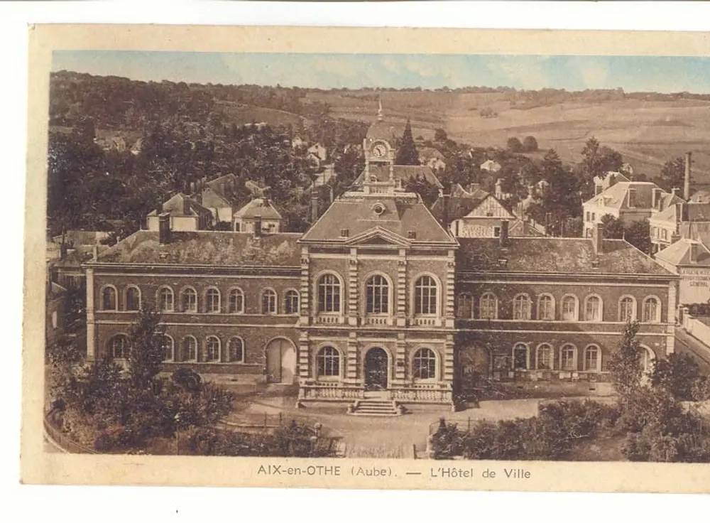 AIX-en-Othe (Aube) — L'Hotel de Ville - Recto