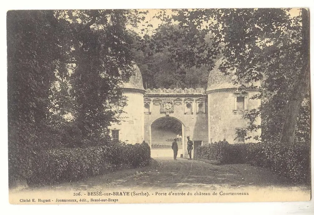 BESSE-sur-BRAYE (Sarthe) — Eingangstor des Schlosses Courtenveaux — Foto von E. Huguet, Verlag Jouanneaux - Vorderseite