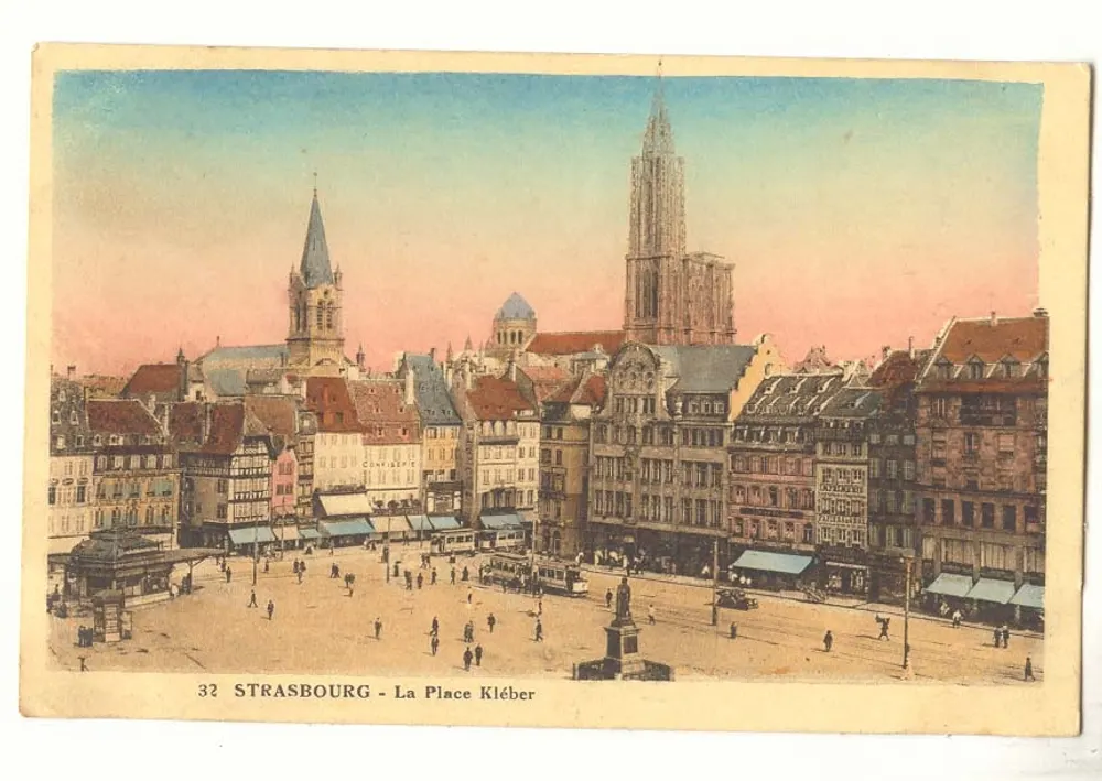 Estrasburgo - A Praça Kléber — vista panorâmica com a catedral e o monumento central - Frente