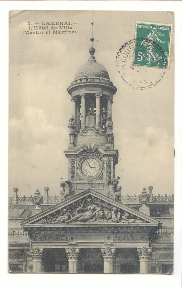 Cambrai — Das Rathaus (Martin und Martine). - Vorderseite