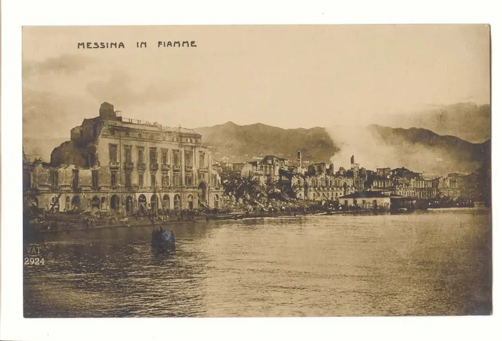 Messina in Flammen — Ansicht des Hafens nach dem Erdbeben von 1908 — Verlag VAT, n° 2924 - Vorderseite